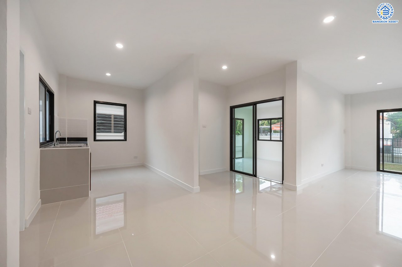 บ้านมือสองตกแต่งใหม่ โครงการ ชัยพัฒน์ เพิ่มสิน บ้านเดี่ยวหลังใหญ่ เนื้อที่ 63.8 ตร.ว. ฟังก์ชัน 3 ห้องนอน 2 ห้องน้ำ พร้อมห้องอเนกประสงค์ชั้นล่าง 1 ห้อง จอดรถได้ 1 คัน บนทำเลเดินทางสะดวก เชื่อมต่อถ.สายไหม, ถ.พหลโยธิน ใกล้สนามบินดอนเมือง และ ใกล้จุดขึ้นทางด่วน"ฉลองรัช"...